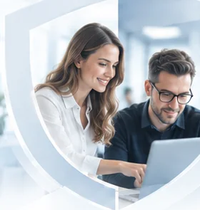 Collègues consultant des ressources sur un ordinateur